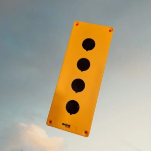 HJ9-4Y CAJA PARA PULSADOR  04 H.AMARILLO MAXYM