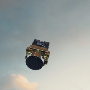 LAY5-BA21 PULSADOR RASANTE 22MM NEGRO NO MAXYM